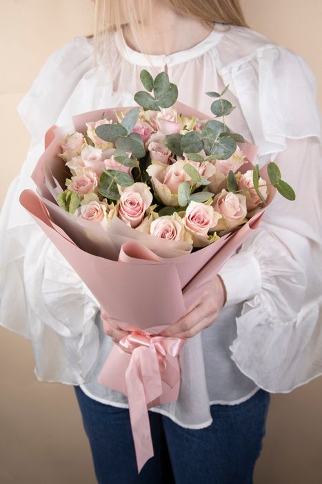 Букет роз "Пинк Атена" с эвкалиптом (21 шт)