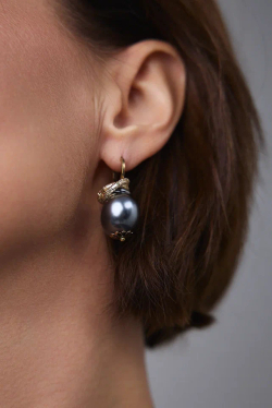 Серьги с плоским темно-серым жемчугом, оттенки золото и графит, замок левербек