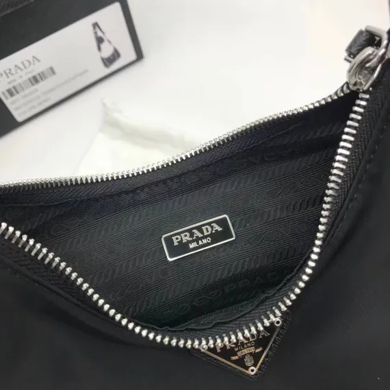 Сумка Prada Re-edition 2000 из нейлона и кожи