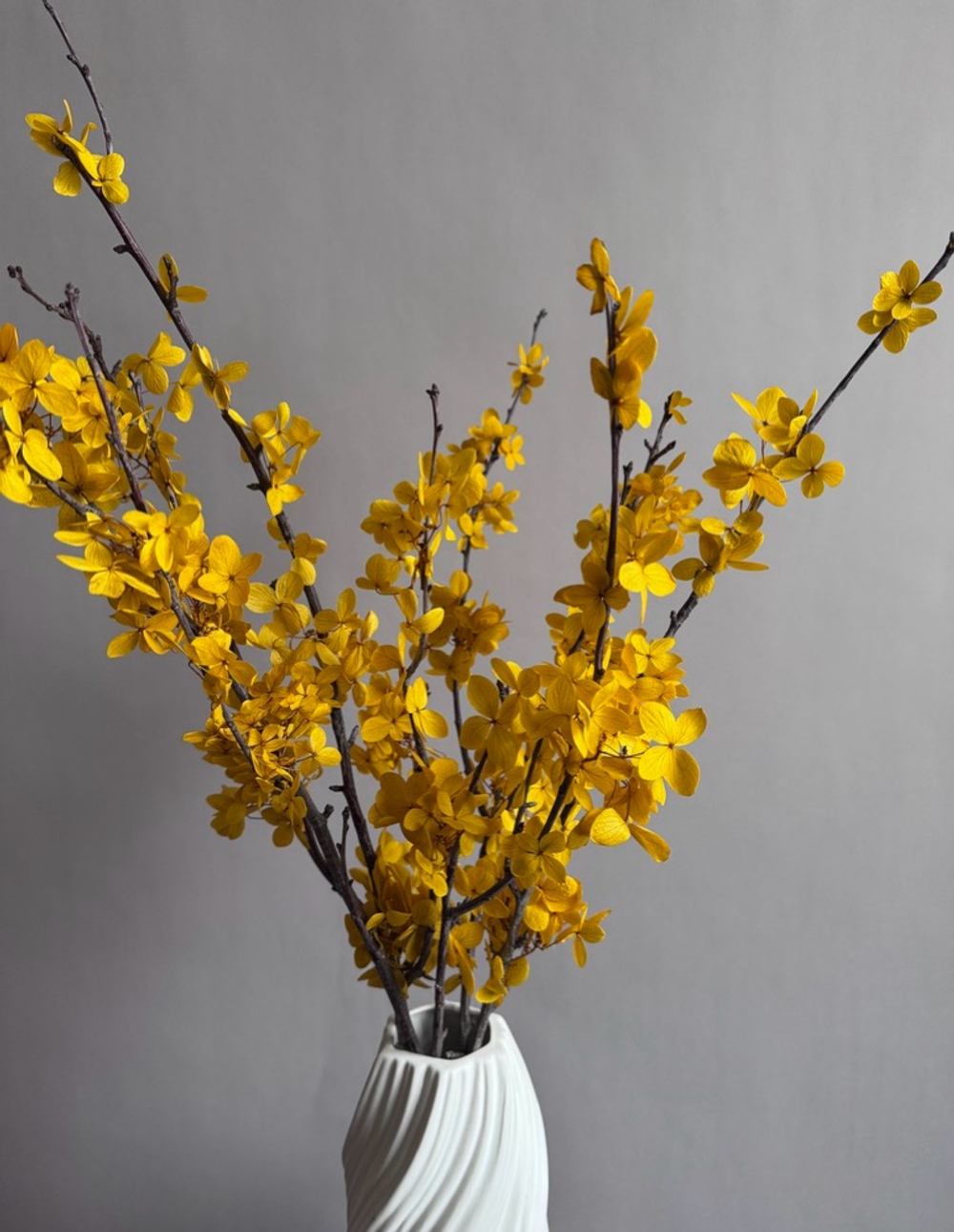 Композиция в вазе Форзиция