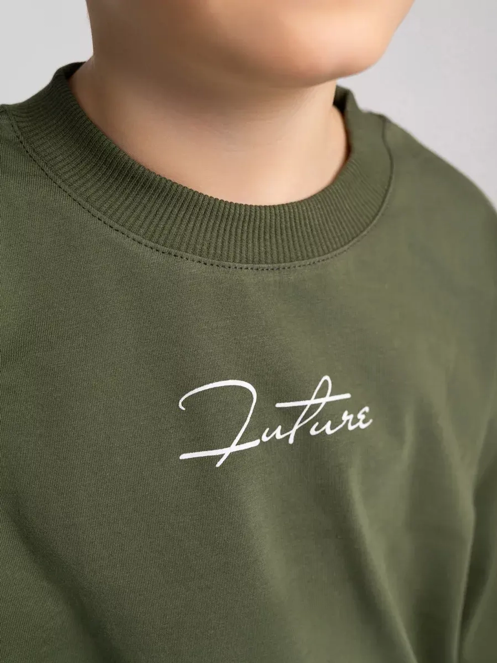 Зеленый костюм для мальчика в школу