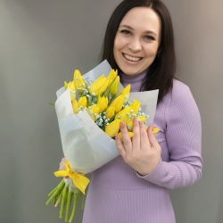 Букет "Бриз" из 19 желтых тюльпанов с лазурной гипсофилой.