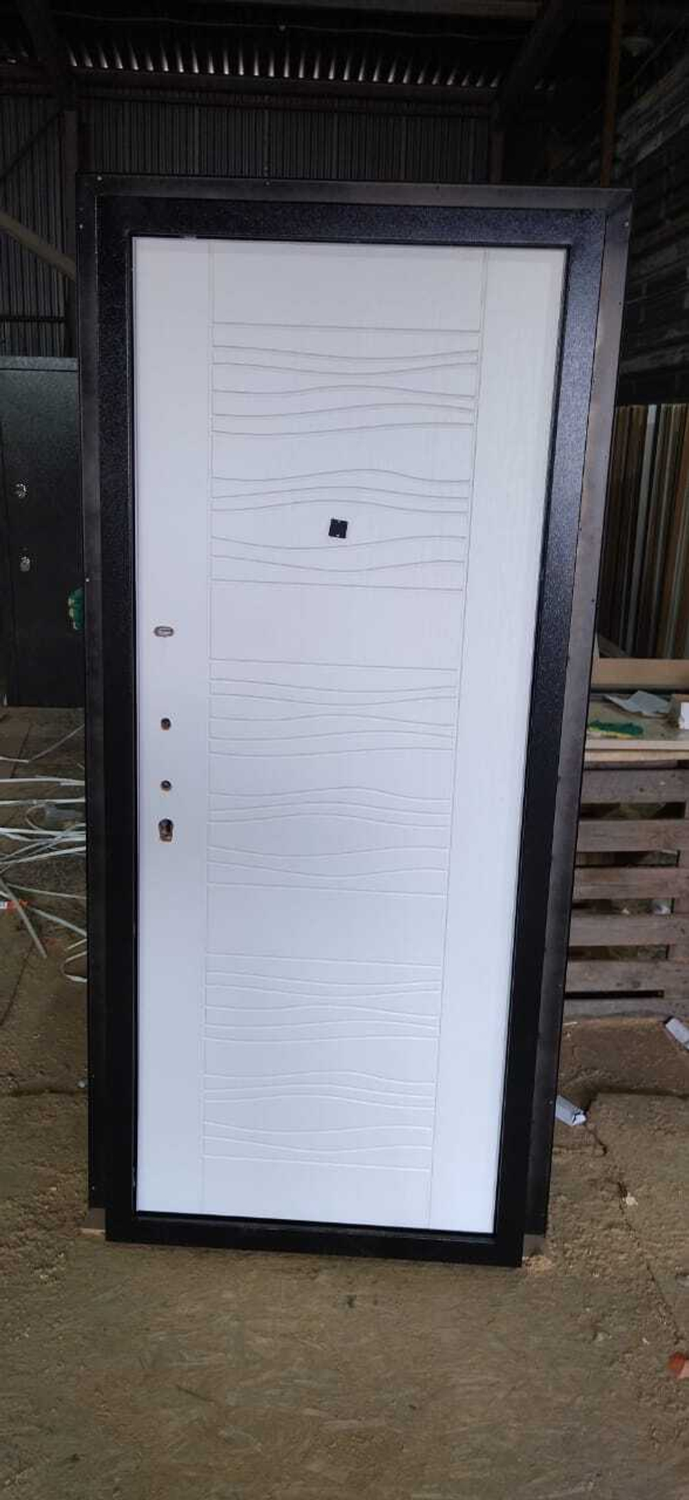 Дверь входная Лабиринт CLASSIC шагрень черная 06 - Белое дерево металлическая