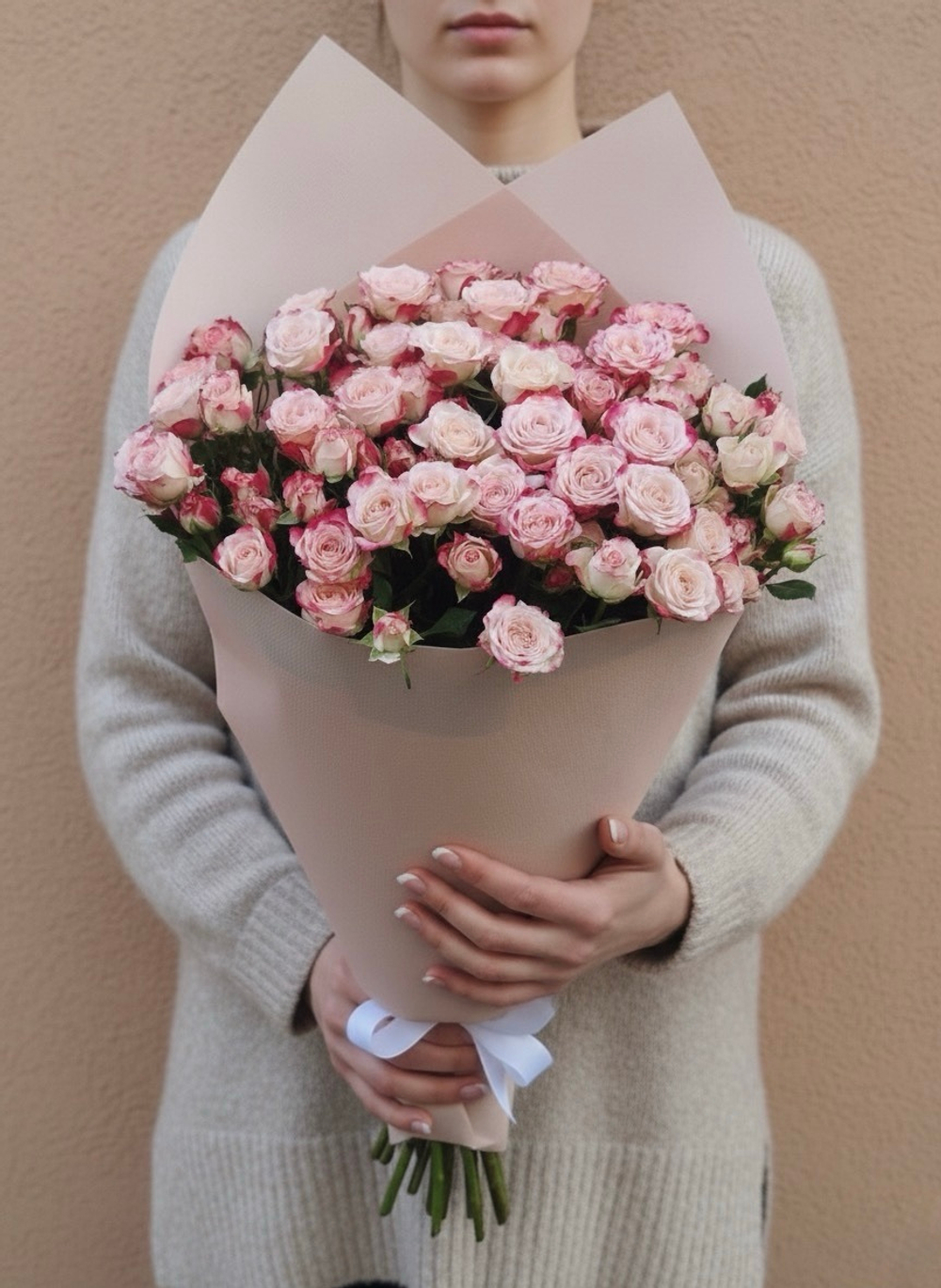 Букет из розово-кремовых кустовых роз