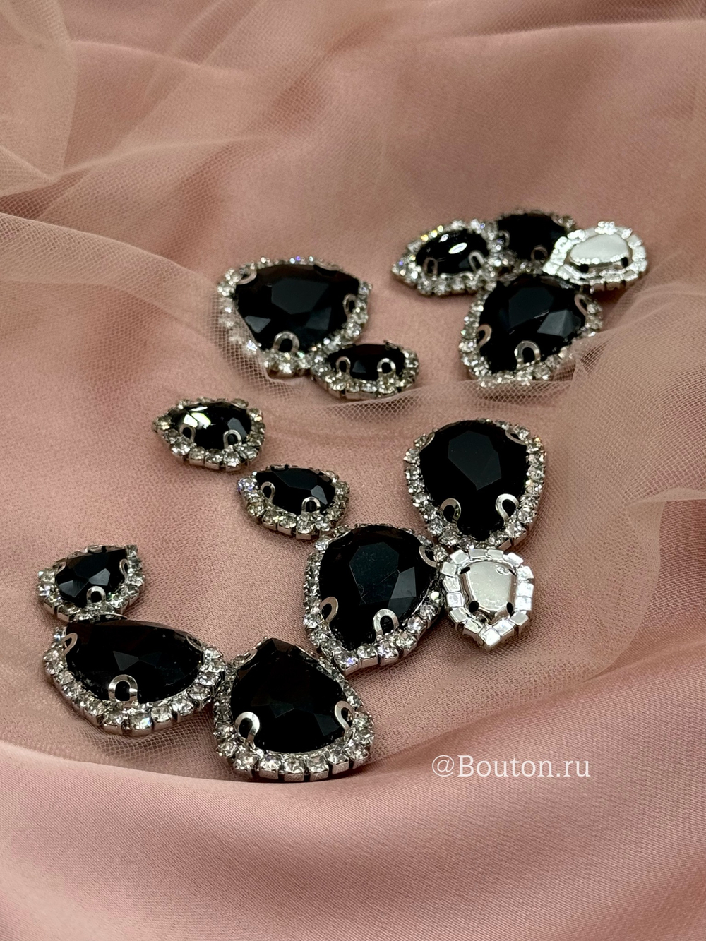 Стразы в цапах капли черные в обрамлении из страз