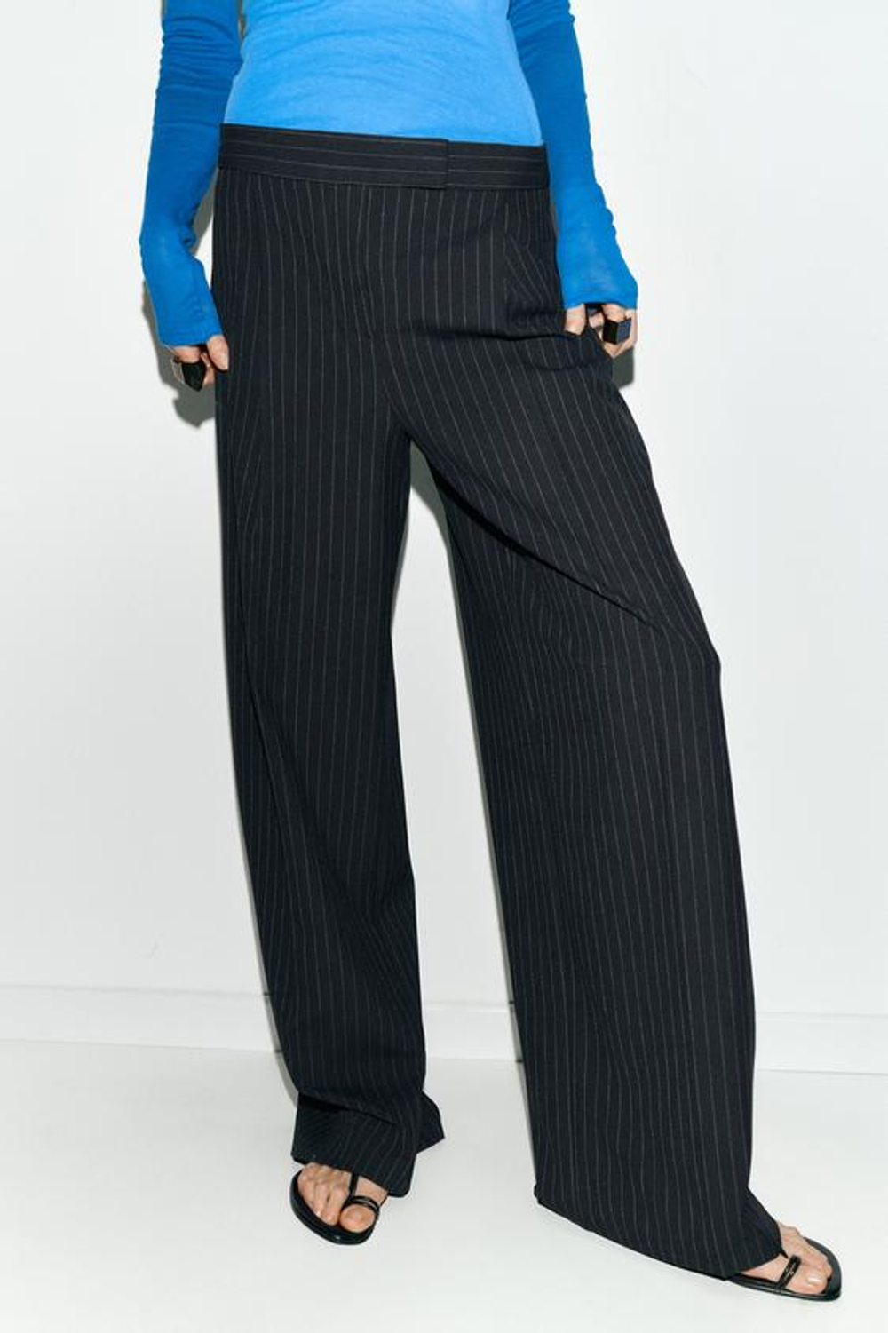 ZARA ШИРОКИЕ БРЮКИ В ТОНКУЮ ПОЛОСКУ С ЗАЩИПАМИ, МОРСКОЙ СИНИЙ