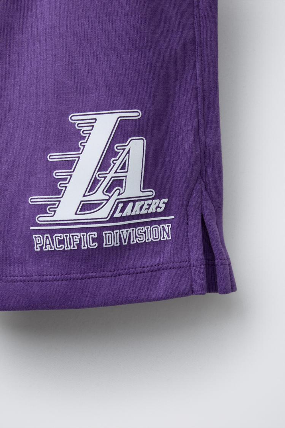 ZARA ШОРТЫ-БЕРМУДЫ С ПРИНТОМ LAKERS NBA ©, ПУРПУРНЫЙ