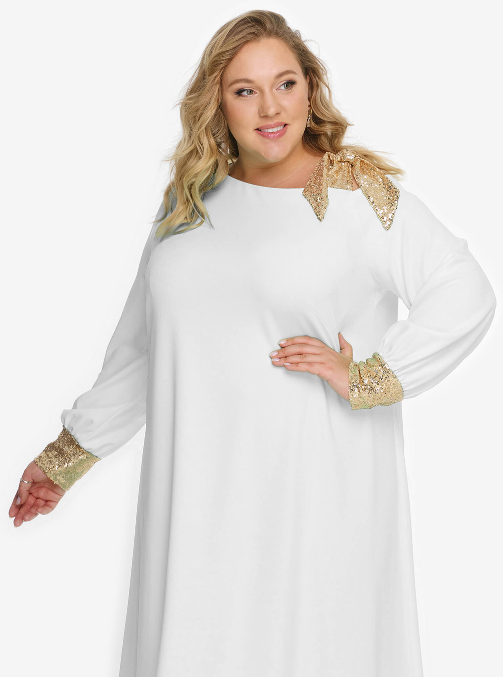 Белое платье из крепа с золотистыми пайетками