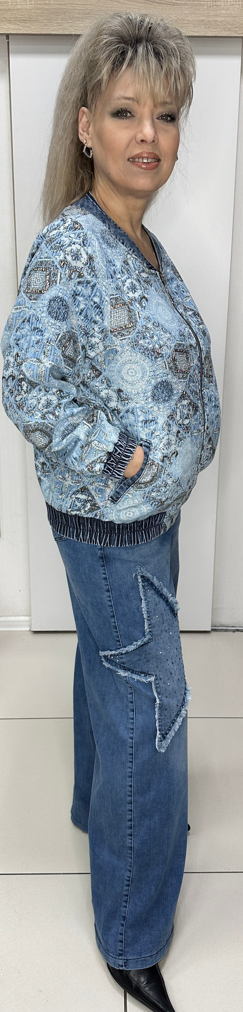 Джинсовый жакет-бомбер с блестящей отделкой