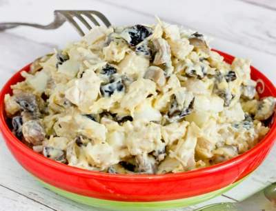 Салат с курицей и грибами