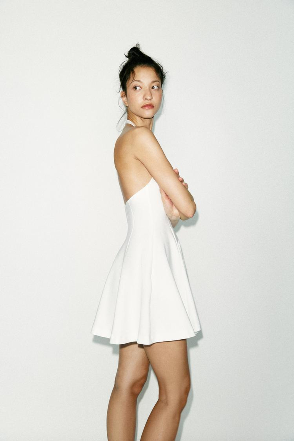 ZARA КОРОТКОЕ ПЛАТЬЕ С ГОРЛОВИНОЙ ХАЛТЕР И ЮБКОЙ ГОДЕ, БЕЛЫЙ