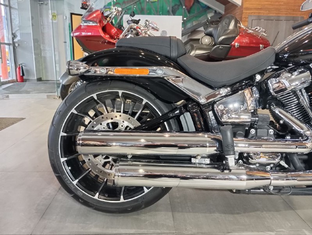 Harley-Davidson BREAKOUT 117 (Vivid Black) с НДС