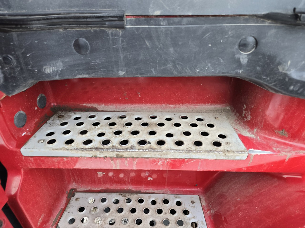 Корпус подножек левый