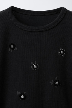 ZARA ФУТБОЛКА С ЦВЕТОЧНОЙ АППЛИКАЦИЕЙ, ЧЕРНЫЙ