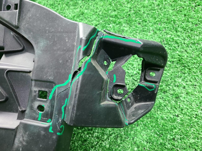 Кронштейн решетки радиатора Audi Q6 (2022-н.в.)