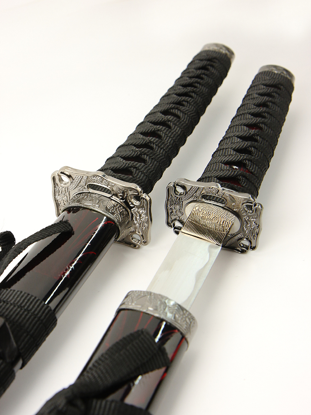 Набор самурайских мечей (катана и вакизаси) на подставке, ножны бордово-черный мрамор, цуба серебро