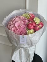 Букет сборный из гортензии, ромашки, кустовых пионовидных роз и диантусов