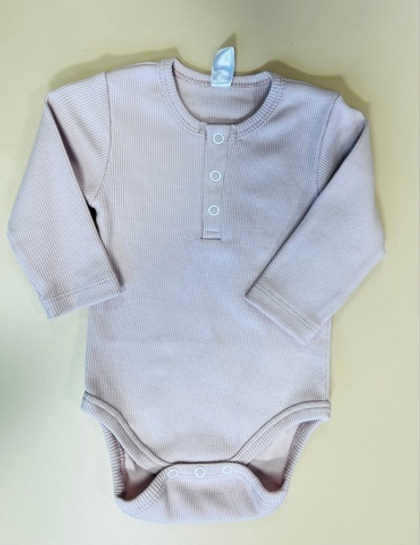 Боди с конпками из ткани-лапша