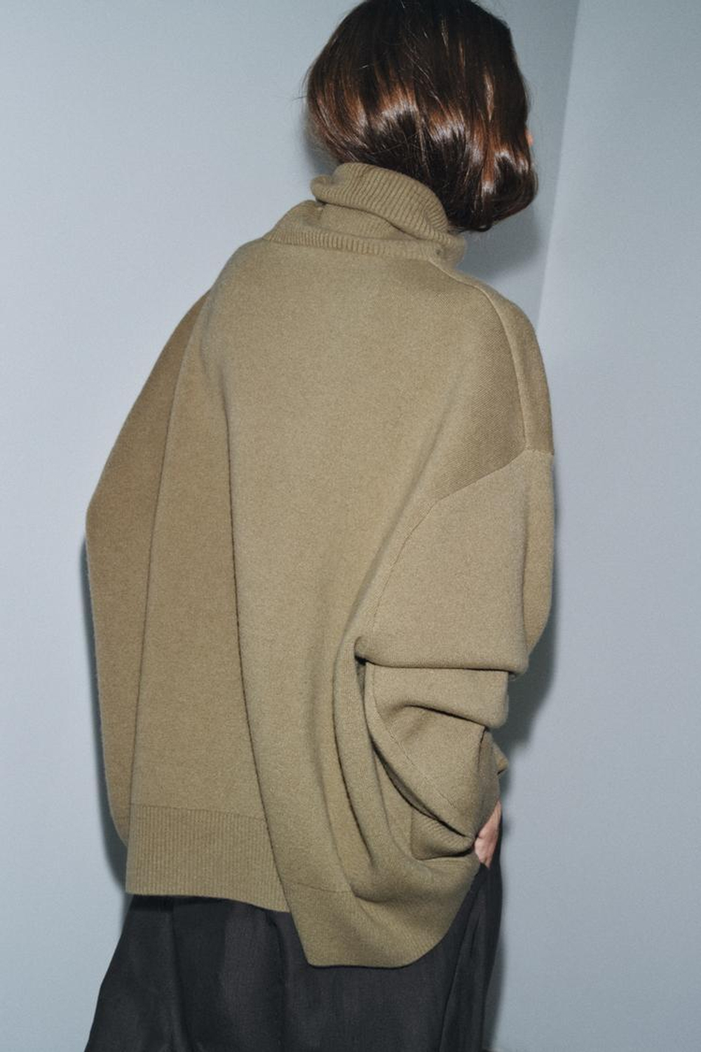 ZARA СВИТЕР ОВЕРСАЙЗ ИЗ 95% ШЕРСТИ, ЗЕЛЕНОВАТЫЙ