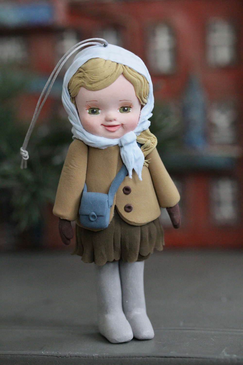 Елочная игрушка Пупсик "Девочка с сумочкой в платке"