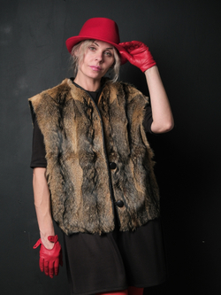 Жилет /мех натуральный кайот