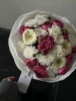 Сборный букет с яркой кустовой розой