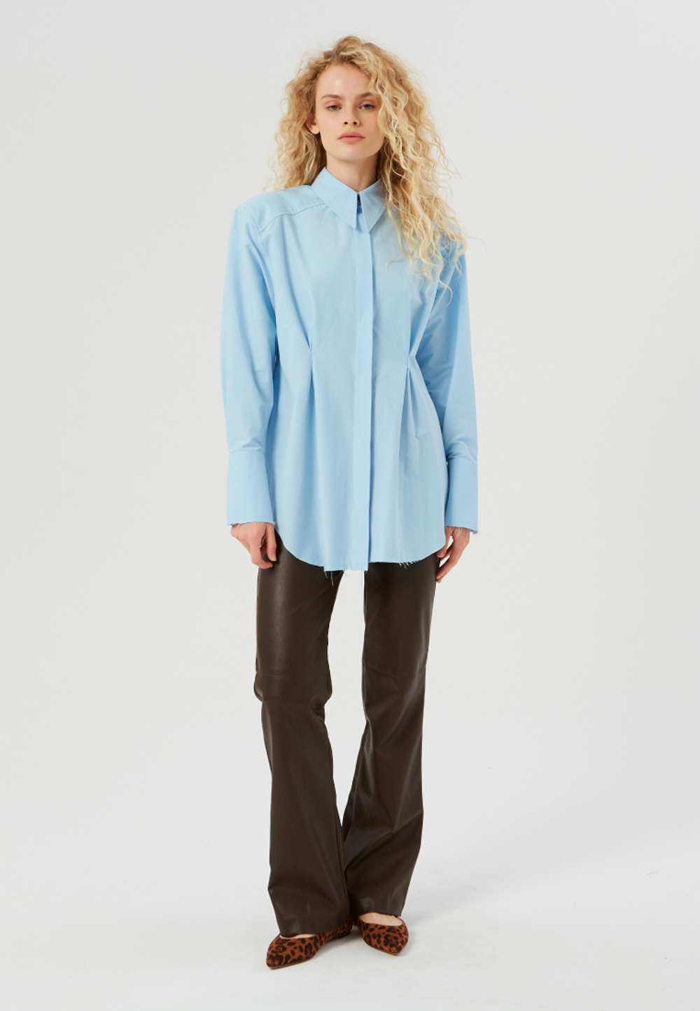 Рубашка с защипами голубая