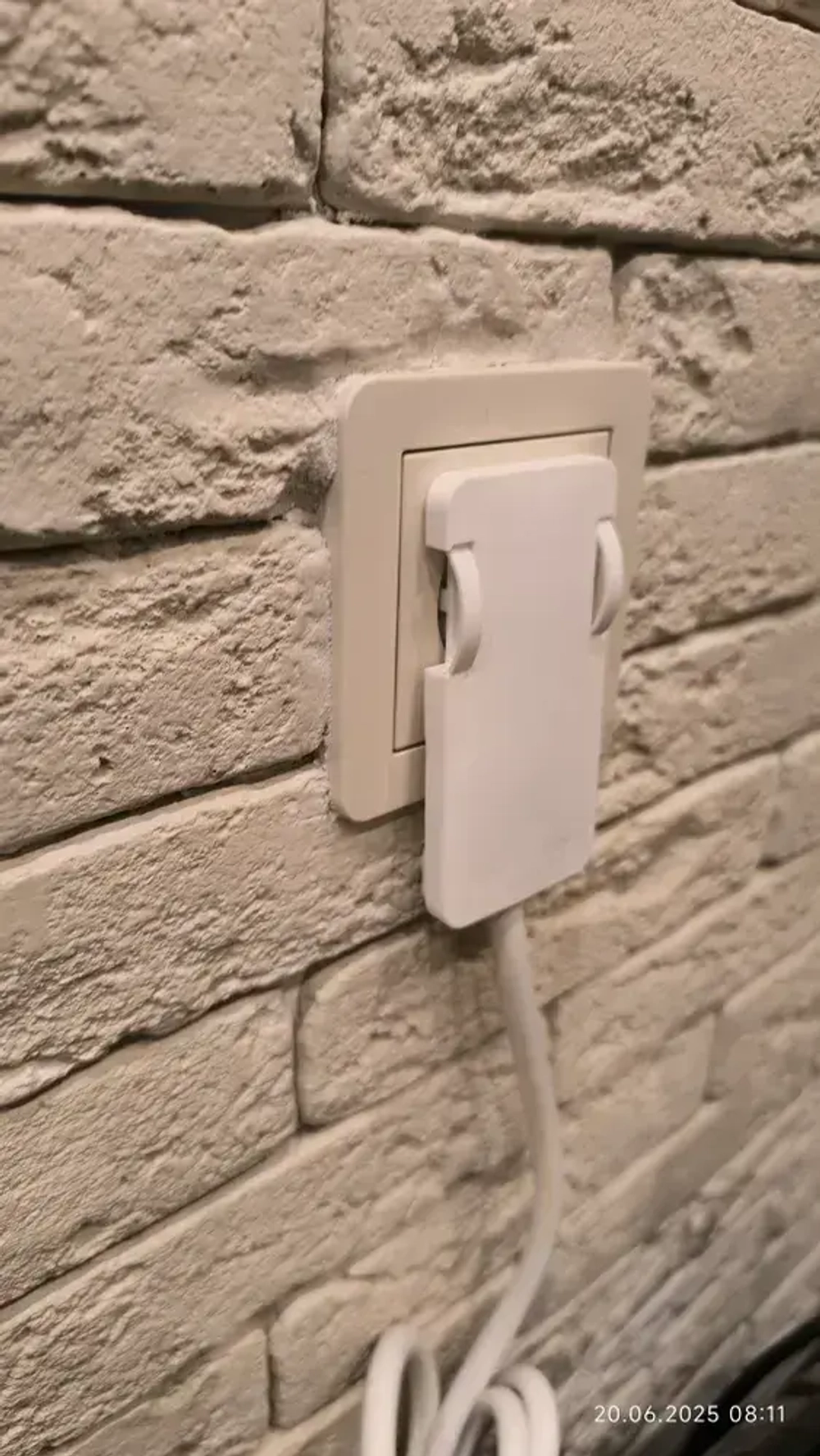 Удлинитель электрический с плоской, потайной вилкой (за шкаф) 1 розетк 1 Метр 3500 Ватт с заземлением