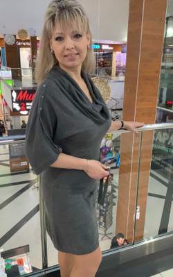 Трикотажное платье-туника с хомутом