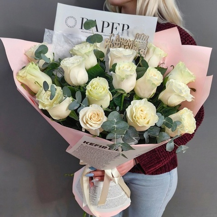 Букет из 15 белых роз сорта "Мондиаль" с эвкалиптом (Эквадор 60 см)
