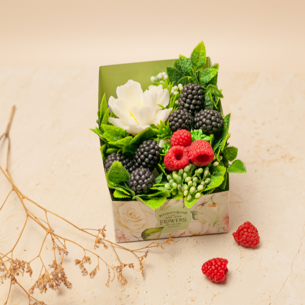 Букет с ягодами в коробке