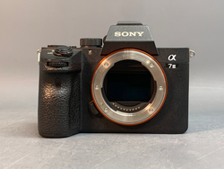 Sony A7 III 20.822 кадров, один из разъемов карт не работает, скол на корпусе