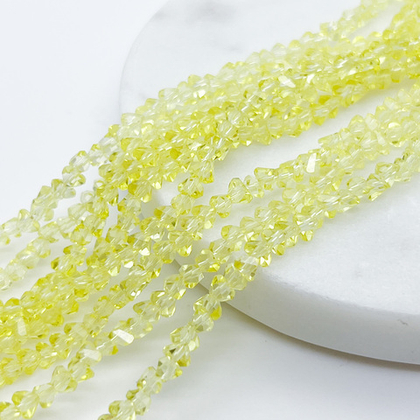 Бусина стекло Треугольник, цвет лимонный, размер около 4*3 мм, цена за нить 34 см