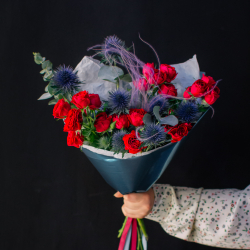 48. Завораживающий дуо-букет с розой и эрингиумом