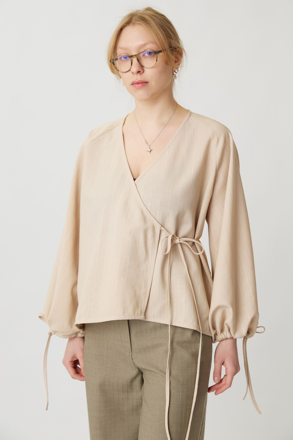 Блузка на запах из бежевой шерсти