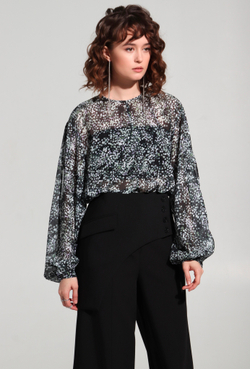 Блуза с разрезами