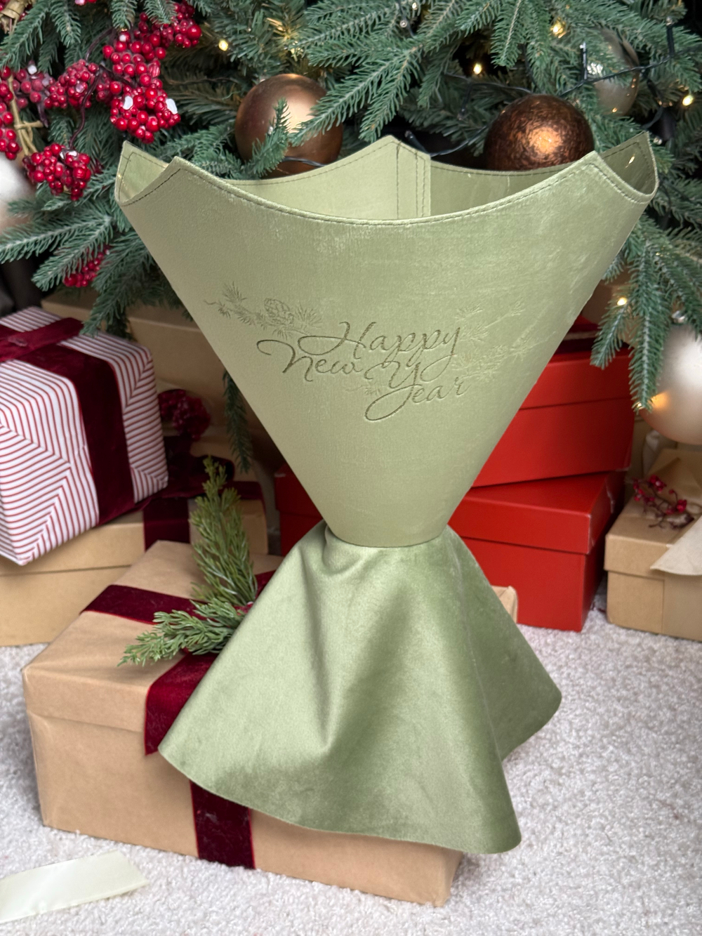 Платье для цветов.Принт «Happy new year!» ( форма пятиугольник). Бархат.Цвет:Фисташковый