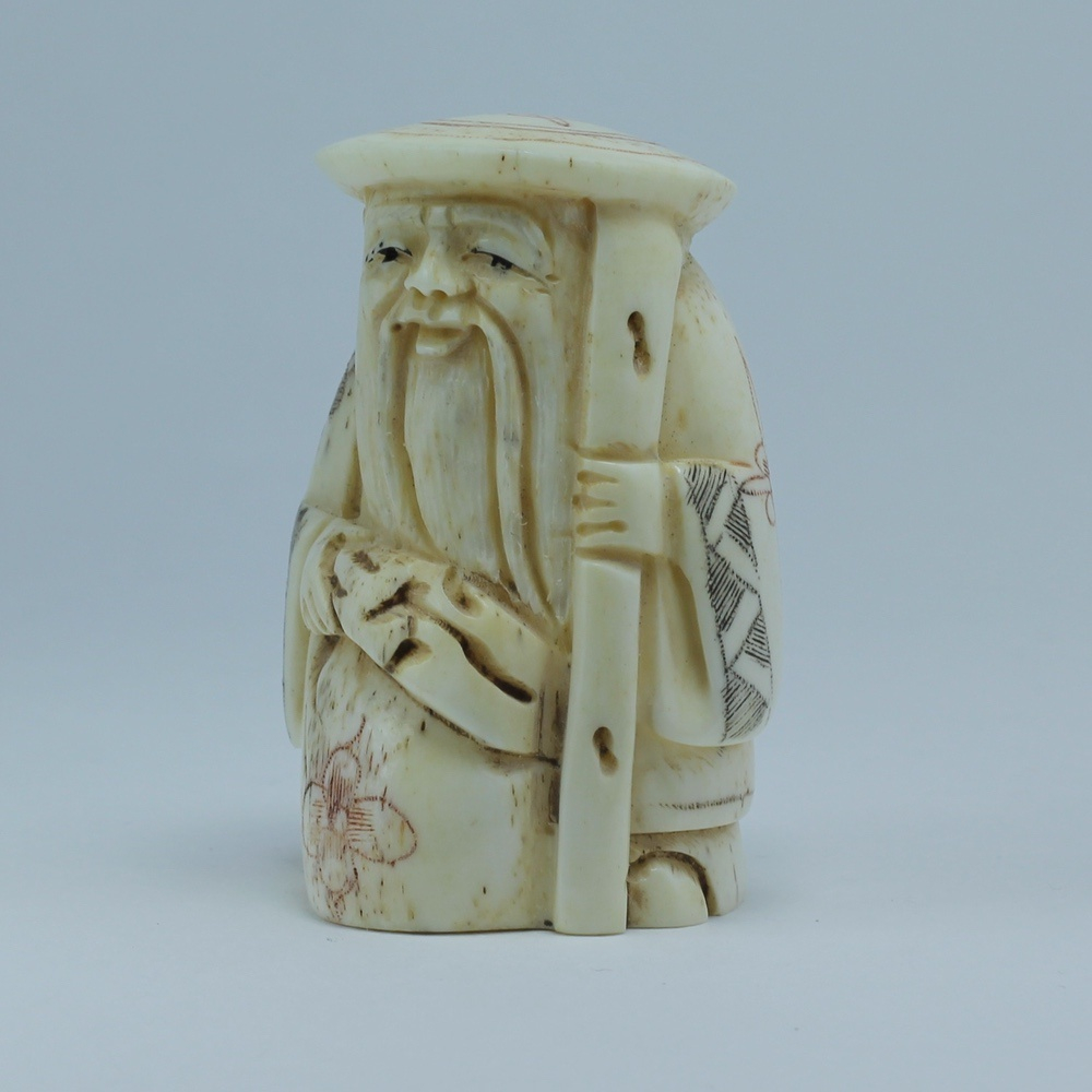 Нэцкэ Дзюроднин в круглой шапке с посохом и мешком риса