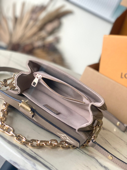 Louis Vuitton Pochette Metis East West