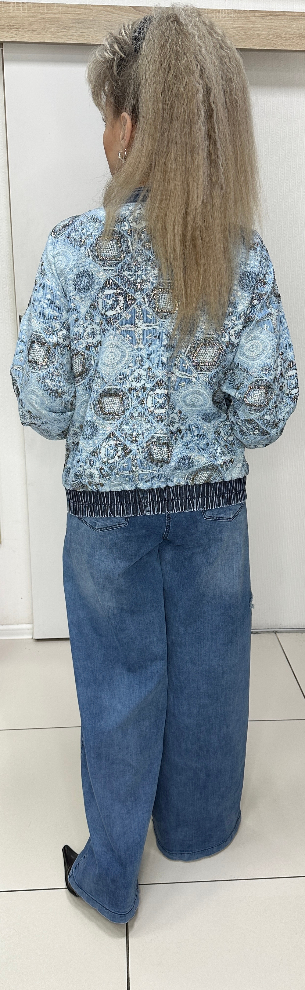 Джинсовый жакет-бомбер с блестящей отделкой