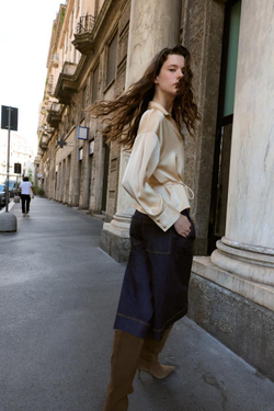 ZARA АТЛАСНАЯ БЛУЗА С ТОНКИМ РЕМНЕМ, БЕЖЕВЫЙ