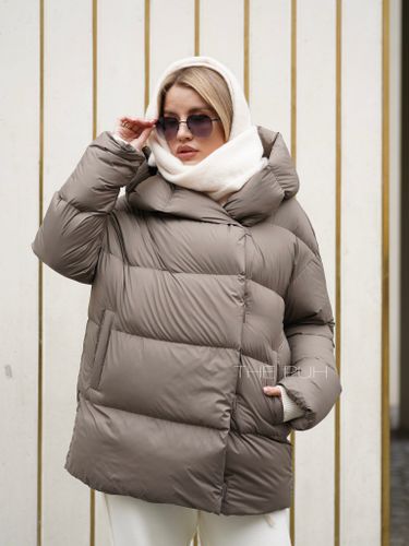 Коричневый пуховик с объёмным капюшоном