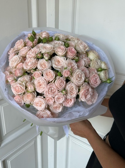 Моно букет из кустовой пионвидной розы