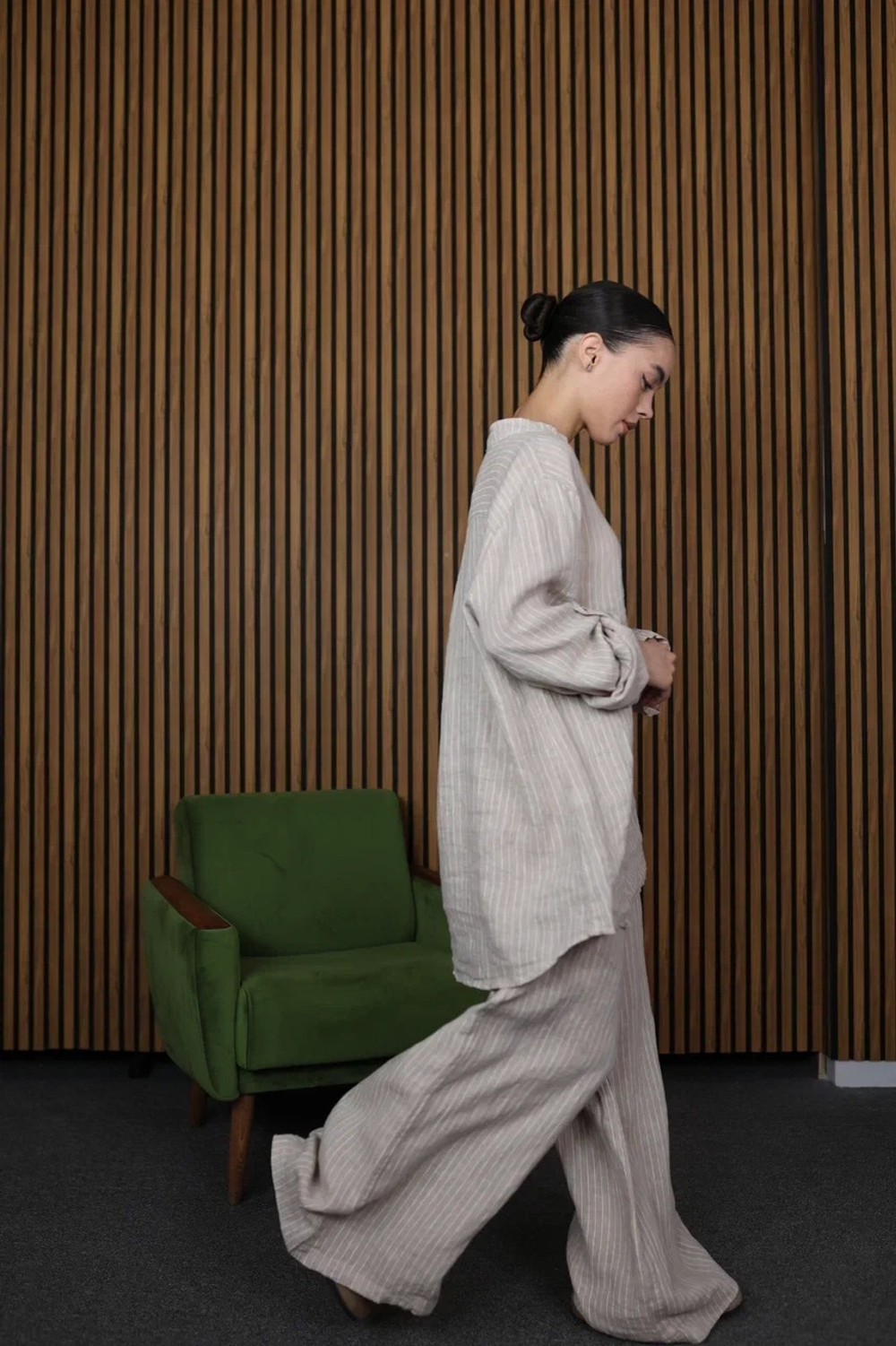 льняной костюм в полоску