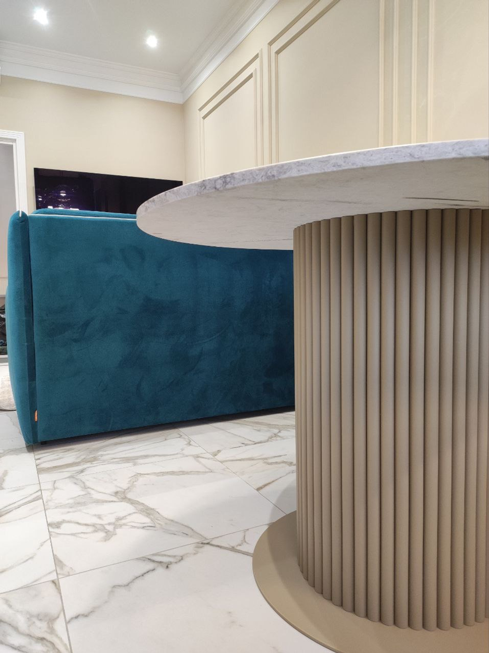 Круглый обеденный стол