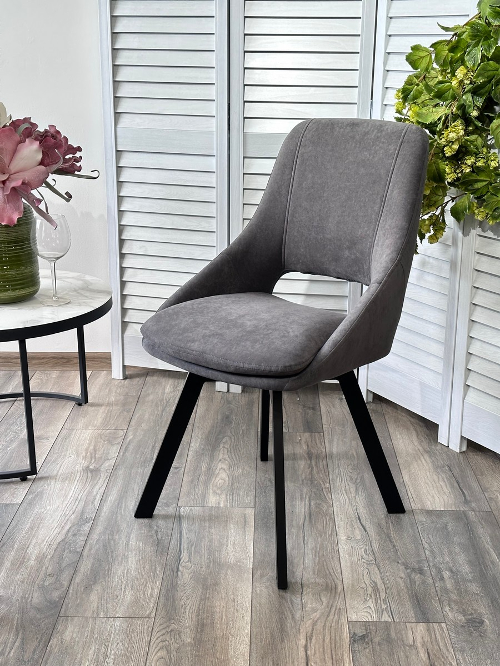 Стул М-City DISAUR Асп (Asp), поворотный на поворотный на 360 градусов, B28 темно-серый, Велюр, Черный каркас