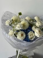 Букет из гортензии, георгин, одноголовых роз и диантусов