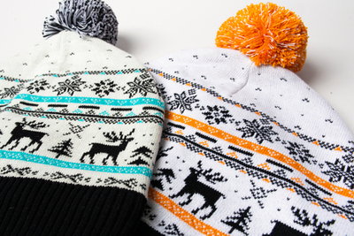 Шапка белая с помпоном "Северные олени"