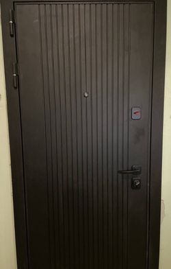 Входная металлическая дверь Интекрон Профит Лофт черный / ФЛ-243 (белая, без текстуры)