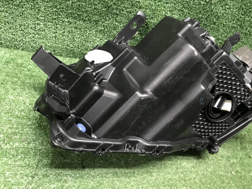 Фара правая Toyota Land Cruiser 300 (2021-н.в.) LED